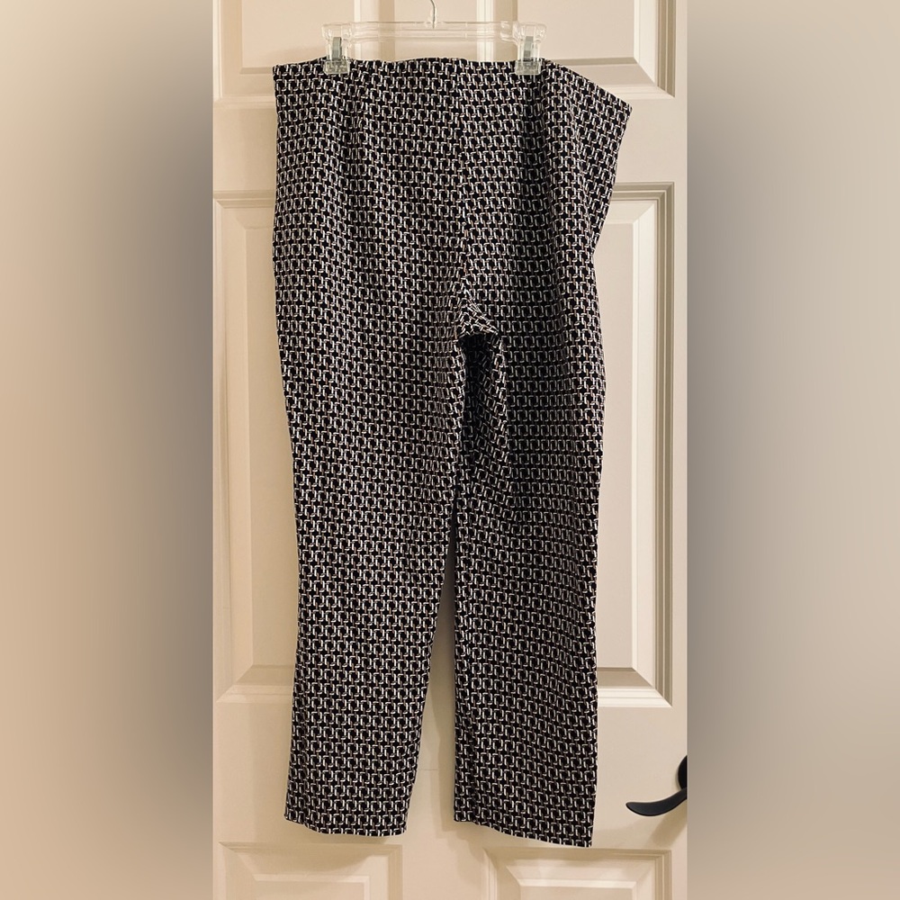 Chico’s So Slimming Juliet Embossed Chain Print Ankle Pants Chico’s Size 1.5 - Picture 6 of 10